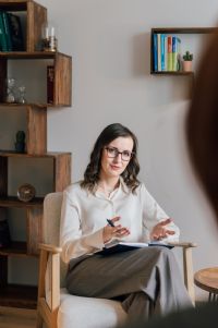 Psychotherapeutin erklrt Patientin Zusammenhnge